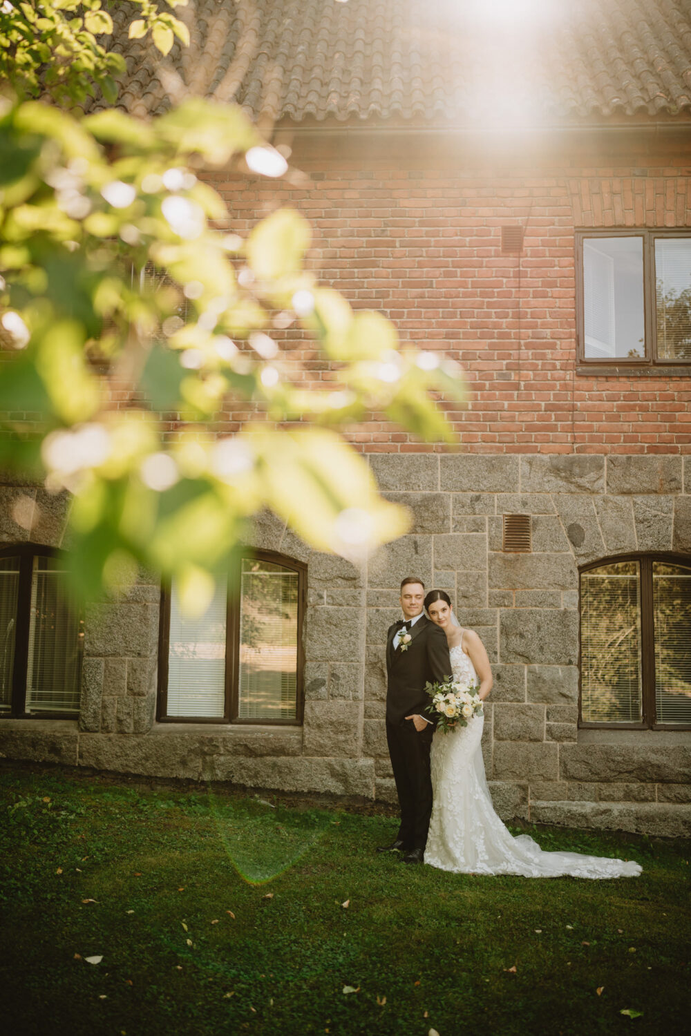 Potrettikuva hääparista Hämeenlinnan Vanajanlinnan alueella